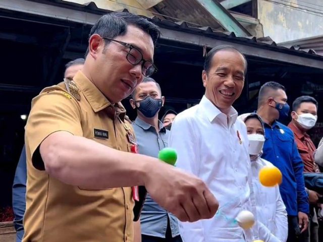 Jokowi dan Ridwan Kamil Main Latto-latto