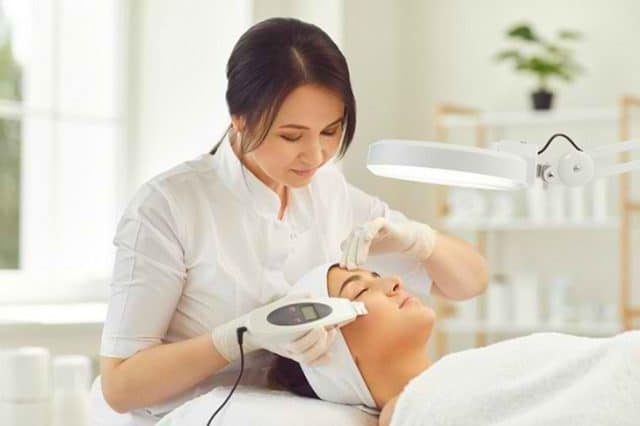 Las clínicas de belleza ofrecen una variedad de tratamientos faciales, pero debes ser consciente de los riesgos