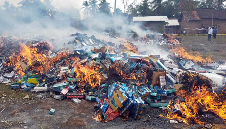 7 Juta Batang Rokok Ilegal Dibakar di Lampung