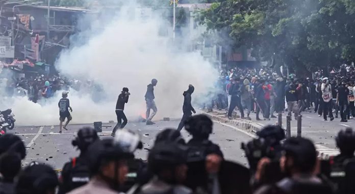 Demo 28 Anggota DPR