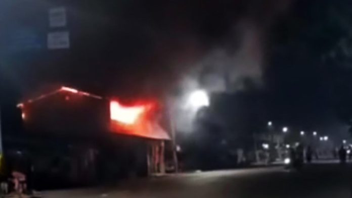 Rumah terbakar