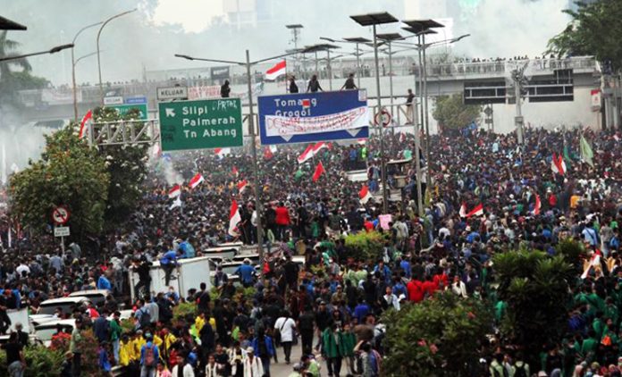 Kericuhan Aksi Demo di DPR RI Kericuhan Aksi Demo di DPR RI
