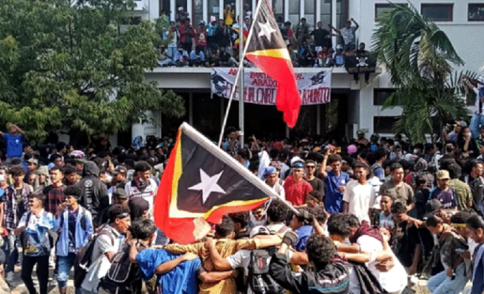 Parlemen Timor Leste Batalkan UU Pensiun Seumur Hidup Pejabat Parlemen Timor Leste membatalkan undang-undang (UU) yang selama ini mengatur pemberian pensiun seumur hidup bagi anggota parlemen serta sejumlah pejabat publik. (Foto: Demontrasi, Gambar: Reuters/Nelson da Cruz)