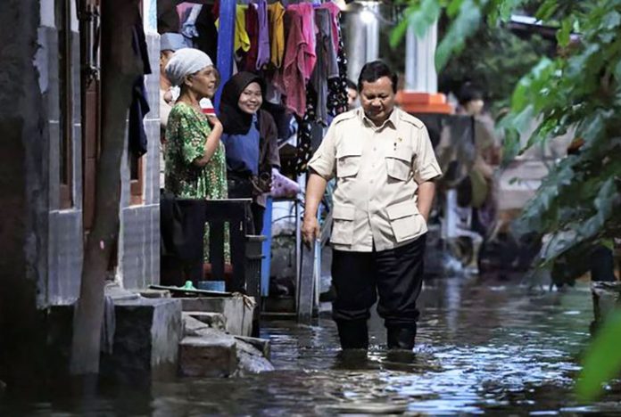 11 program prioritas nasional sebagai arah pembangunan lima tahun ke depan. (Foto: Presiden mengunjungi warga terdampak banjir di Kampung Tambun Inpres, Desa Buni Bakti, Kecamatan Babelan, Kabupaten Bekasi)