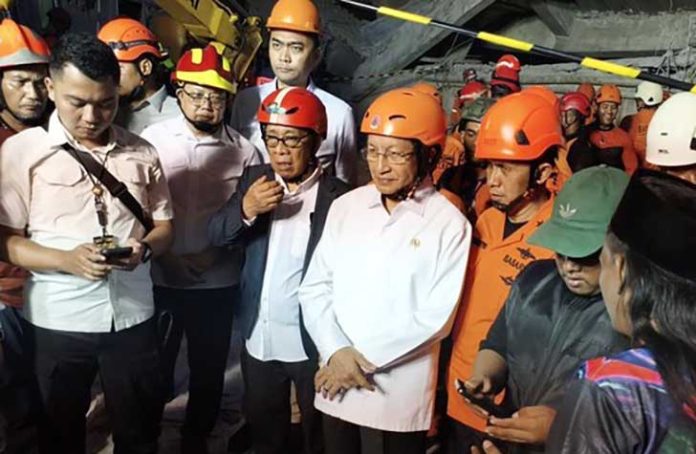 Menteri Agama Nasaruddin Umar meninjau langsung lokasi bangunan roboh di Pondok Pesantren Al-Khoziny, Buduran, Kabupaten Sidoarjo, Selasa (30/9/2025). Dalam kunjungan tersebut, Menag menyampaikan duka mendalam atas musibah yang menelan banyak korban jiwa, mayoritas para santri. (Foto: Suparno/detikJatim)