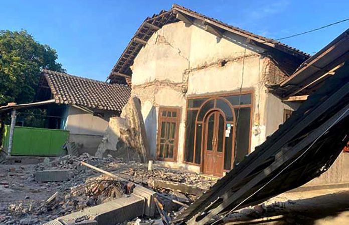Badan Penanggulangan Bencana Daerah (BPBD) Kabupaten Situbondo, Jawa Timur, mencatat jumlah rumah rusak akibat gempa bumi dengan kekuatan magnitudo 5,7 yang mengguncang wilayah tersebut terus bertambah. Hingga Kamis (25/9/2025) tengah malam, total 64 rumah warga dilaporkan mengalami kerusakan.