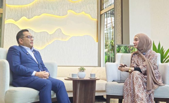 Ketua Komisi II DPR RI, M. Rifqinizamy Karsayuda, mendesak Kementerian Dalam Negeri (Kemendagri) untuk memperketat pemberian izin kunjungan kerja ke luar negeri bagi kepala daerah.