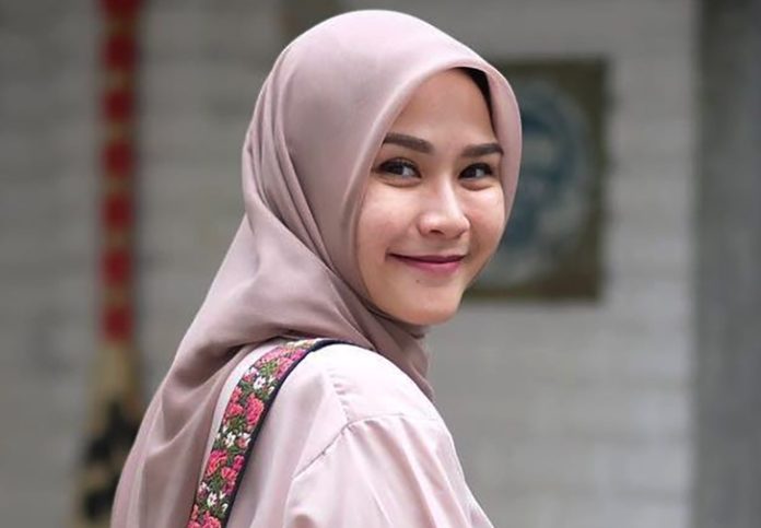 Seorang oknum anggota TNI AD ditahan Polisi Militer Kodam (Pomdam) Jaya usai diduga melakukan pemukulan terhadap staf artis Zaskia Mecca. Oknum tersebut saat ini sudah diamankan di Denpom Jaya-2.