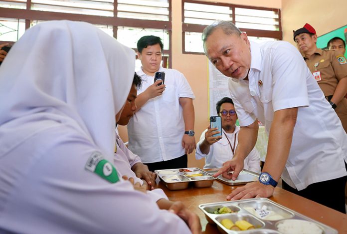 Menteri Koordinator Bidang Pangan Zulkifli Hasan saat menyapa siswa SMPN 2 Rogojampi sambil menyerahkan menu Makan Bergizi Gratis (MBG) salah satu program Presiden Prabowo Subianto. Pemerintah memutuskan untuk menutup sementara Satuan Pelayanan Pemenuhan Gizi (SPPG) yang terbukti bermasalah 5.914 keracunan dalam pengelolaan dapur MBG. Foto: Senin (3/1/2025)