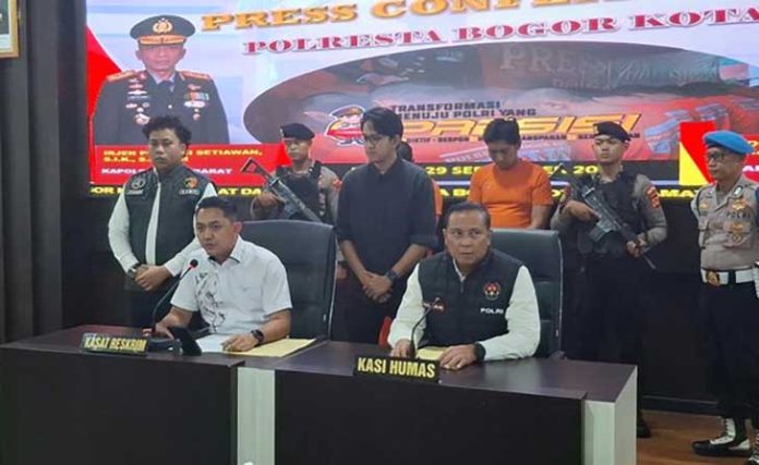 Satuan Reserse Kriminal (Satreskrim) Polresta Bogor Kota berhasil membekuk dua pelaku begal yang nekat mengaku sebagai anggota kepolisian saat melancarkan aksinya. Kedua pelaku diketahui bernama Ade Kusnandar (37) dan Willian Adidya (37). (Foto: M Sholihin/detikcom)