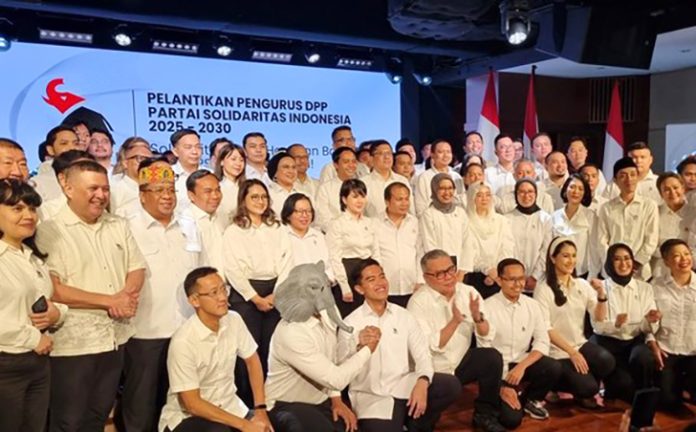 Ketum PSI Kaesang Perkuat PSI dengan Mantan Kader NasDem Keduanya dilantik secara langsung oleh Ketua Umum PSI, Kaesang Pangarep, dalam acara pengumuman pengurus Dewan Pimpinan Pusat (DPP) Partai Solidaritas Indonesia periode 2025-2030 yang digelar di sebuah teater kawasan Thamrin, Jakarta Pusat, Jumat (26/9/2025). (Foto:DetikNews.com)