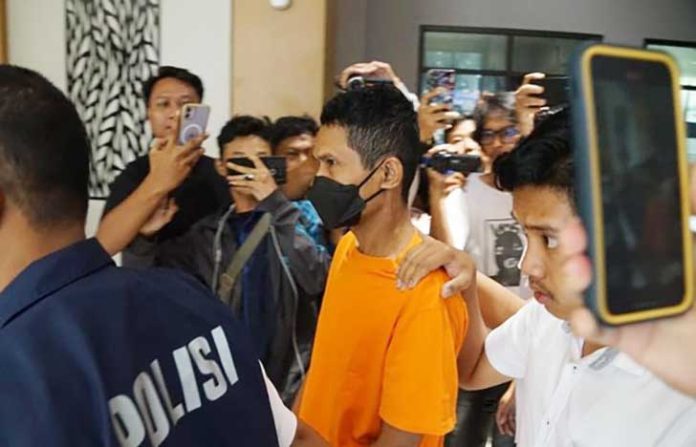Seorang pria berinisial M (51), yang dikenal sebagai ustaz di lingkungan tempat tinggalnya, ditangkap jajaran Polres Metro Bekasi setelah diduga mencabuli anak angkat dan keponakannya sendiri.