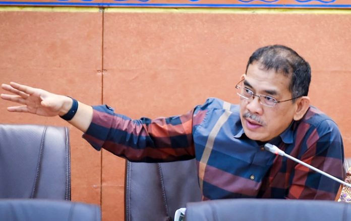 Anggota Komisi VI DPR RI dari Fraksi Partai NasDem, Asep Wahyuwijaya, menegaskan bahwa praktik rangkap jabatan wakil menteri (wamen) sebagai komisaris di perusahaan Badan Usaha Milik Negara (BUMN) tidak hanya melanggar etika, tetapi juga berpotensi memboroskan anggaran negara serta menimbulkan tumpang tindih kewenangan.