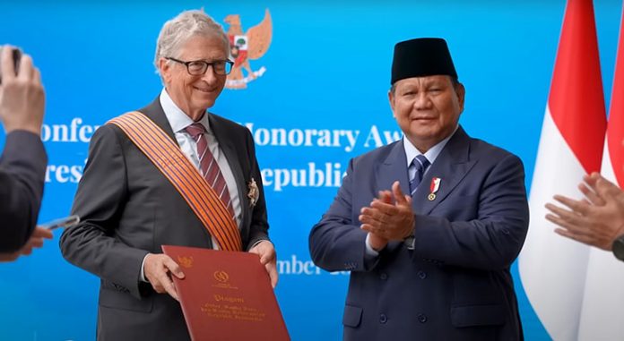 Presiden Republik Indonesia Prabowo Subianto menganugerahkan Order of Distinguished Stars – Bintang Jasa Utama kepada William Henry Gates III atau Bill Gates. Penghargaan ini diserahkan di Landmark Room, Lantai 29, Hotel Millennium Hilton New York One UN Plaza