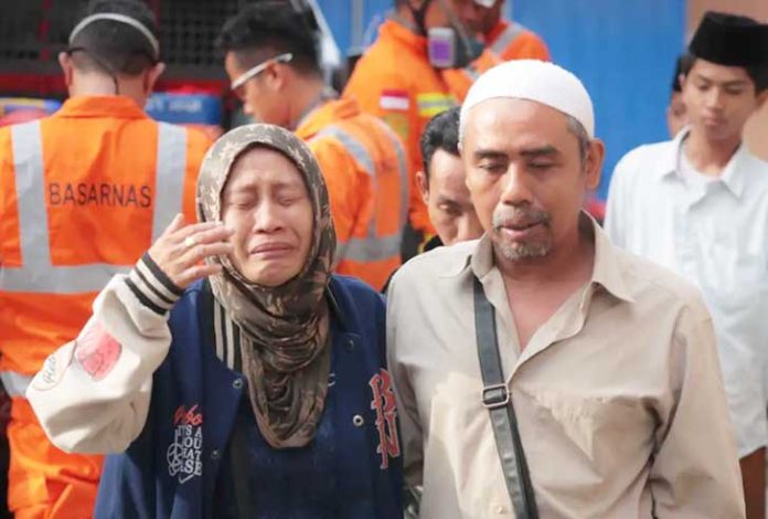 Di tengah suasana duka yang menyelimuti lokasi kejadian, seorang perempuan tampak menangis histeris. Proses evakuasi korban runtuhnya bangunan musala di Pondok Pesantren (Ponpes) Al Khoziny, Buduran, Kabupaten Sidoarjo, terus berlangsung di bawah pengawasan tim penyelamat. (Foto: Liputan6)