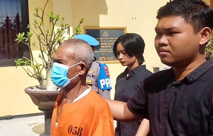Aparat Polres Buleleng, Provinsi Bali menangkap pria lanjut usia berinisial IMS (75) karena diduga memperkosa perempuan penyandang disabilitas tunarungu dan tunawicara berinisial KA (33). Akibat perbuatan pelaku, korban kini tengah hamil tujuh bulan. (Made Wijaya Kusuma/detikBali)
