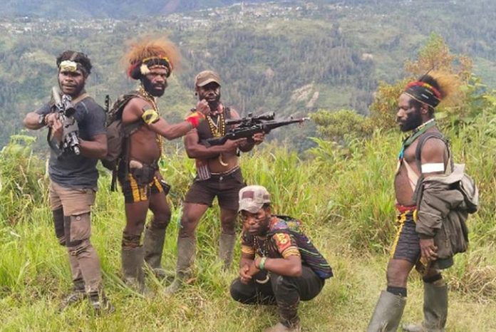 Aksi brutal kembali dilakukan Kelompok Kriminal Bersenjata (KKB) di Papua Tengah. Seorang pekerja proyek jalan, Anselmus Arfin (25), tewas ditembak kelompok bersenjata pimpinan Daniel Aibon Kogoya di Kabupaten Intan Jaya, Rabu (8/10/2025).