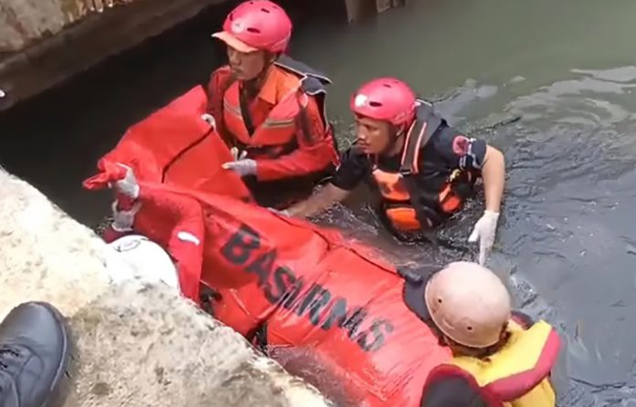 Tim gabungan pencarian dan pertolongan (SAR) akhirnya menemukan jasad bocah berusia sembilan tahun yang hanyut di saluran air kawasan Perumahan Pamulang, Kota Tangerang Selatan (Tangsel), Banten, pada Senin (27/10/2025) pagi. (Foto: AntaraNews)
