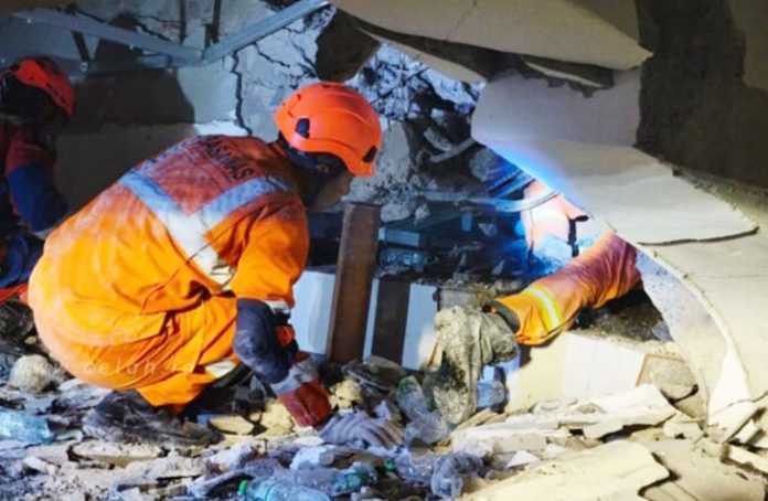 Tragedi Ponpes Al Khoziny: Dua Jenazah Lagi Ditemukan, Total 9 Orang Tewas Suasana duka masih menyelimuti proses evakuasi reruntuhan Pondok Pesantren (Ponpes) Al Khoziny di Sidoarjo memasuki hari keempat. Pada Jumat (3/10/2025) pagi, tim SAR kembali menemukan dua jenazah santri dalam kondisi tertimpa puing bangunan di area tempat wudu musala.