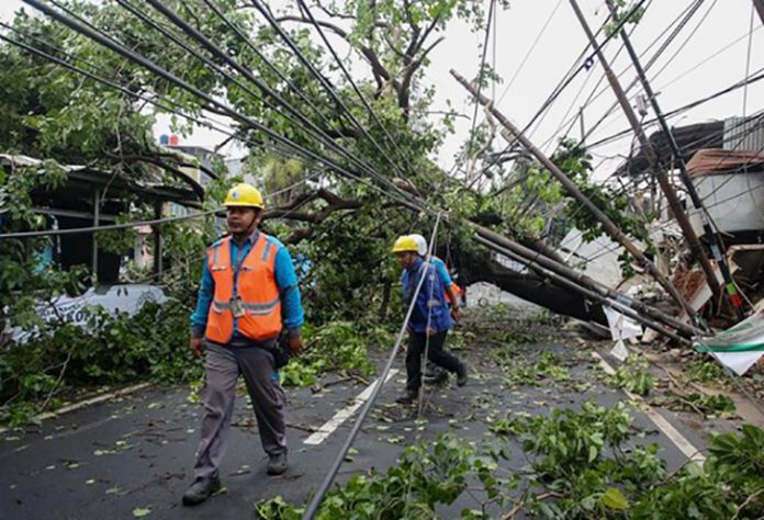 Hujan deras disertai angin kencang yang melanda wilayah Jakarta pada Kamis (30/10/2025) sore mengakibatkan sebuah pohon besar tumbang di Jalan Dharmawangsa Raya, Kelurahan Pulo, Kecamatan Kebayoran Baru, Jakarta Selatan.