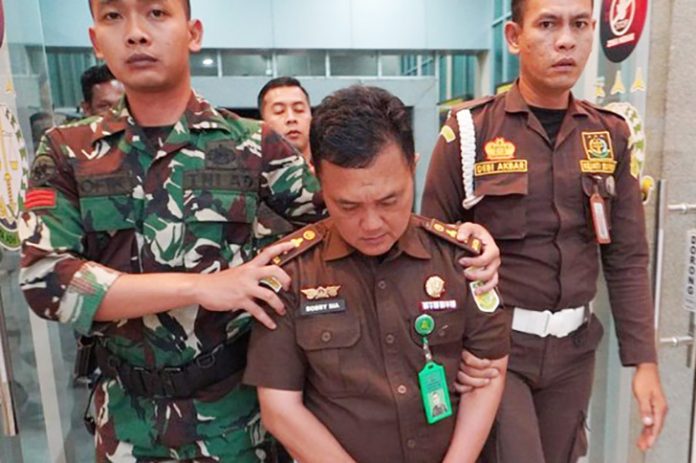 Kasus penyamaran oknum Aparatur Sipil Negara (ASN) menjadi jaksa di Ogan Komering Ilir (OKI), Sumatera Selatan, akhirnya berbuntut panjang. Kejaksaan Tinggi (Kejati) Sumsel secara resmi menetapkan dua orang tersangka dalam perkara tersebut. (Foto: Humas Kejati Sumsel)