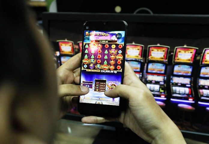 Seorang siswa SMP di Kecamatan Kokap, Kulon Progo, tidak masuk sekolah selama satu bulan. Bukan karena sakit, melainkan malu setelah terjerat judi online (judol) dan pinjaman online (pinjol) yang membuatnya terlilit utang hingga jutaan rupiah. (Foto: Ilustrasi)