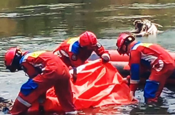 Warga Rorotan, Cilincing, Jakarta Utara, digegerkan dengan penemuan jasad pria tanpa identitas di aliran Kali Banjir Kanal Timur (BKT), tepatnya di Jalan Inspeksi Kali BKT Rorotan, pada Rabu (29/10/2025) sekitar pukul 08.45 WIB.