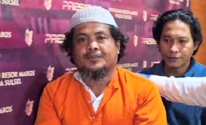 Aksi nekat seorang pria bermukena inisial RD (41) membuat geger warga Sulawesi Selatan. Ia ditangkap polisi karena diduga menjadi pelaku pembakaran tiga masjid di Kabupaten Maros, Kota Makassar, dan Kabupaten Pangkep.