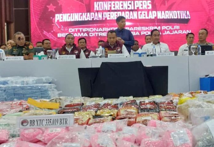 Bareskrim Berhasil Ungkap 38 Ribu Kasus Narkoba, 51 Ribu Orang Jadi Tersangka Direktorat Tindak Pidana Narkoba Bareskrim Polri mencatat capaian besar dalam pemberantasan narkotika sepanjang tahun 2025. Hingga Oktober, sebanyak 38.934 kasus narkoba berhasil diungkap di seluruh Indonesia.