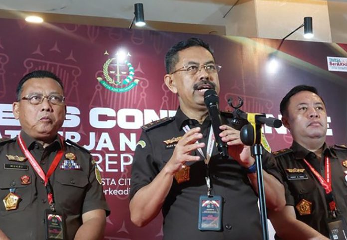 Fenomena judi online (judol) di Indonesia kian mengkhawatirkan. Jaksa Agung Muda Bidang Tindak Pidana Umum (Jampidum) Kejaksaan Agung RI, Asep Nana Mulyana, mengungkapkan fakta mengejutkan bahwa pelaku judi online berasal dari berbagai lapisan masyarakat mulai dari anak sekolah dasar (SD) hingga tunawisma.