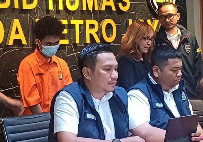 Polisi masih mendalami asal-usul 4,9 juta data nasabah yang didapat oleh WFT (22), sosok yang disebut-sebut sebagai “Bjorka”. Penangkapan WFT menjadi titik awal terungkapnya jejak digital terkait kasus kebocoran data tersebut. (Foto: Okezone)