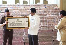 Presiden Prabowo Saksikan Penyerahan Rp13,2 Triliun Uang Korupsi CPO Presiden Republik Indonesia Prabowo Subianto menghadiri acara penyerahan uang pengganti kerugian negara dalam kasus tindak pidana korupsi fasilitas ekspor crude palm oil (CPO) dan turunannya yang melibatkan sejumlah korporasi besar di industri kelapa sawit nasional. (YouTube Sekretariat Presiden)