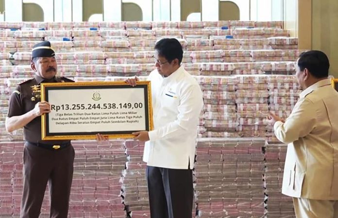 Presiden Republik Indonesia Prabowo Subianto menghadiri acara penyerahan uang pengganti kerugian negara dalam kasus tindak pidana korupsi fasilitas ekspor crude palm oil (CPO) dan turunannya yang melibatkan sejumlah korporasi besar di industri kelapa sawit nasional. (YouTube Sekretariat Presiden)