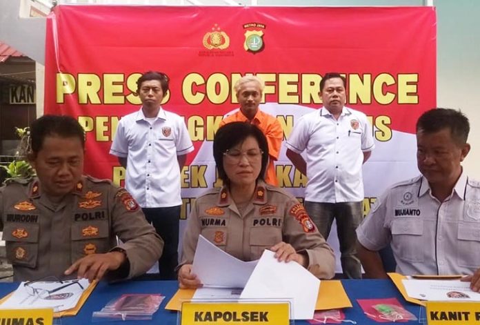 Seorang pria berinisial MS alias TB nekat membakar rumah mantan pacarnya, YP, di kawasan Ciganjur, Jagakarsa, Jakarta Selatan, pada Jumat (17/10/2025).