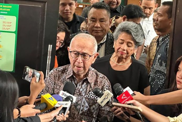 Ayah mantan Mendikbudristek Nadiem Makarim, Nono Anwar Makarim, turut hadir dalam sidang perdana praperadilan yang diajukan putranya di Pengadilan Negeri Jakarta Selatan, Jumat (3/10/2025). (Mulia/detikcom)