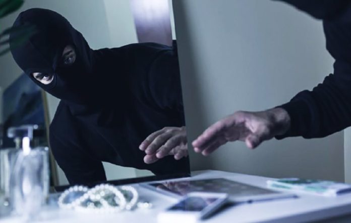 Aksi pencurian brankas terjadi di salah satu kawasan perumahan elit di Kota Bogor. Seorang pria berinisial RAS (34) ditangkap polisi setelah membawa kabur brankas berisi uang dolar, emas, serta sejumlah dokumen penting milik korban. (Foto: iStockphoto/KatarzynaBialasiewicz)