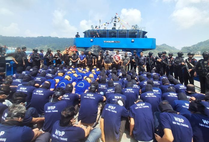 Sebanyak 41 narapidana dengan kategori risiko tinggi (high risk) dari berbagai lapas di wilayah DKI Jakarta dipindahkan ke Lapas Super Maximum Security Nusakambangan, Senin (13/10/2025) dini hari. (Foto: Humas Ditjen PAS)