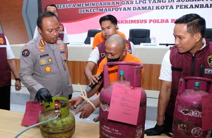 Kabid Humas Polda Riau Kombes Anom Karibianto menjelaskan, penggerebekan dilakukan pada Selasa (30/9/2025) di dua lokasi berbeda, yakni di Jalan Bangau IV dan Jalan Bangau I, Kelurahan Perhentian Mapoyan, Kecamatan Mapoyan Damai, Pekanbaru. (Foto: Dukumentasi Humas Polda Riau).