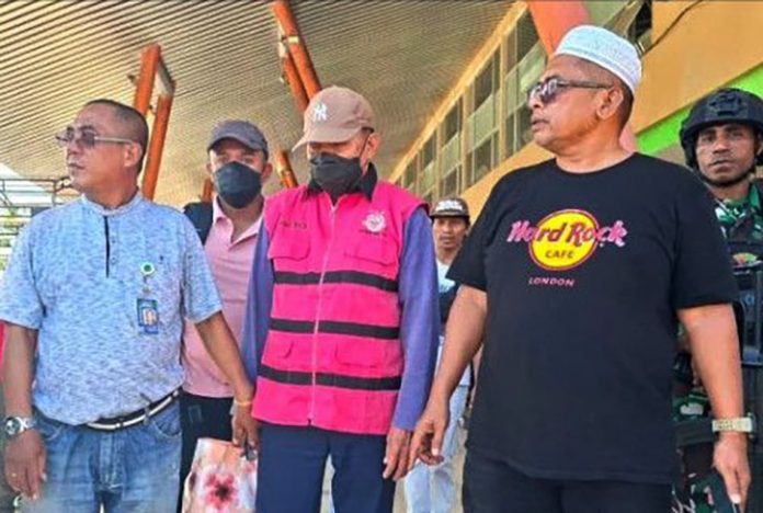 Kejaksaan Tinggi (Kejati) Papua Barat berhasil menangkap inisial FXN, seorang buronan kasus korupsi pengadaan sapi di Kabupaten Kaimana. Terpidana ini telah masuk daftar pencarian orang (DPO) selama hampir delapan bulan. (ANTARA/Fransiskus Salu Weking)