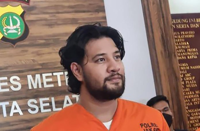 Artis Ammar Zoni kembali menjadi sorotan setelah kepergok mengedarkan narkoba di Rutan Salemba, Jakarta Pusat.