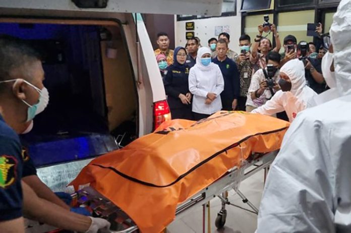 Proses evakuasi korban ambruknya bangunan Ponpes Al Khoziny, Sidoarjo, terus berlanjut pada hari keempat. Hingga Jumat (3/10/2025), total 13 jenazah santri telah berhasil ditemukan dari 116 orang yang dievakuasi. Dari jumlah tersebut, 103 santri berhasil selamat. (Foto: Esti Widiyana/detikJatim)