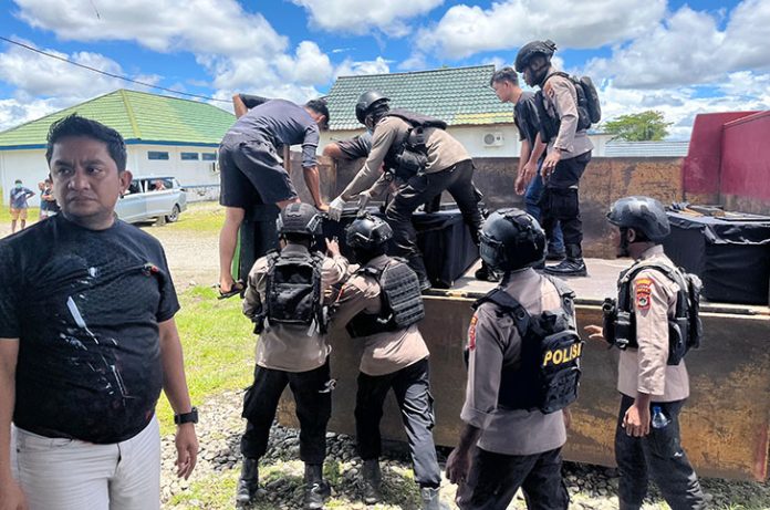 Lima jenazah korban penembakan oleh Kelompok Kriminal Bersenjata (KKB) Papua akhirnya diserahkan kepada keluarga masing-masing untuk dimakamkan.