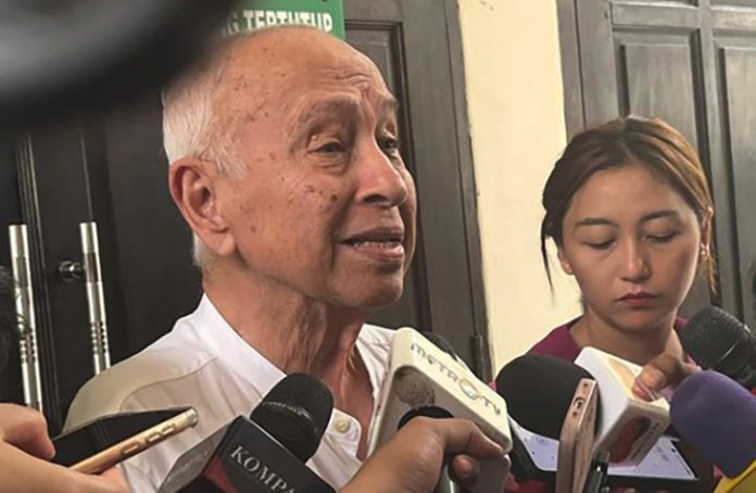 Orangtua Nono Anwar Makarim, mantan Menteri Pendidikan, Kebudayaan, Riset, dan Teknologi (Mendikbudristek) Nadiem Anwar Makarim mengaku kecewa atas putusan praperadilan yang menolak permohonan putranya. (Rumondang/detikcom)