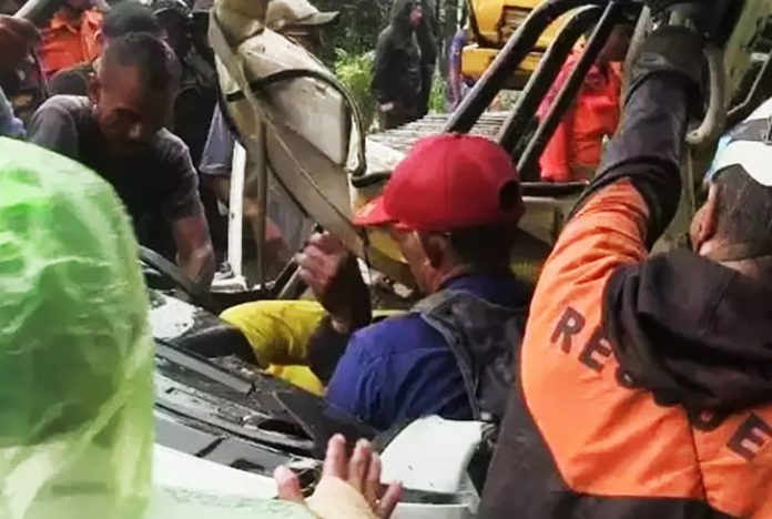 Dua orang tewas setelah mobil pikap yang mereka tumpangi tertimpa pohon tumbang saat hujan deras disertai angin kencang mengguyur wilayah tersebut.