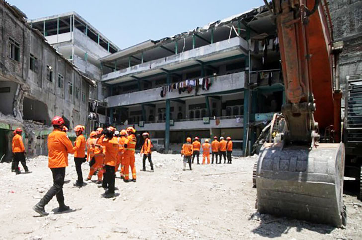 Dari pantauan Indeks News. Dua unit ekskavator dan satu crane masih berada di lokasi untuk tahap akhir pembersihan material.