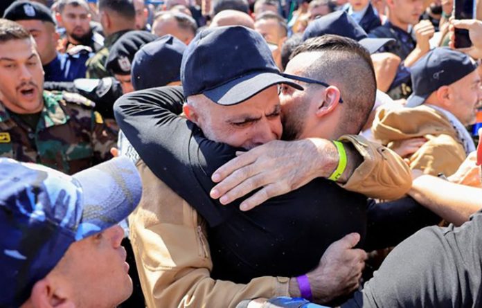Hamas Bebaskan 20 Sandera, Israel Janjikan Pembebasan Ribuan Tahanan Palestina Hamas secara resmi membebaskan 20 sandera sebagai bagian dari kesepakatan gencatan senjata dengan Israel. Kesepakatan ini menandai tonggak penting dalam upaya perdamaian Gaza, yang digagas Presiden Amerika Serikat (AS) Donald Trump. (REUTERS/Mussa Qawasma)