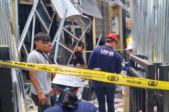 Ledakan hebat mengguncang sebuah gedung farmasi di Jalan Jombang Raya, Pondok Aren, Tangerang Selatan, pada Rabu (8/10/2025) malam. Insiden tersebut menyebabkan kerusakan parah pada bangunan hingga 4,5 lantai dan melukai seorang balita yang tinggal di sekitar lokasi.