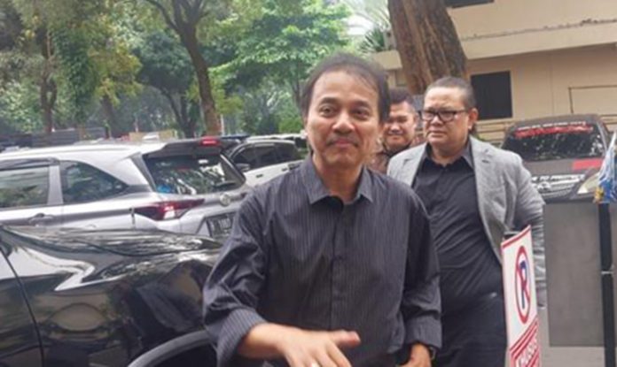 Pegang Salinan Ijazah Jokowi dari KPU, Roy Suryo Temukan Perbedaan Format