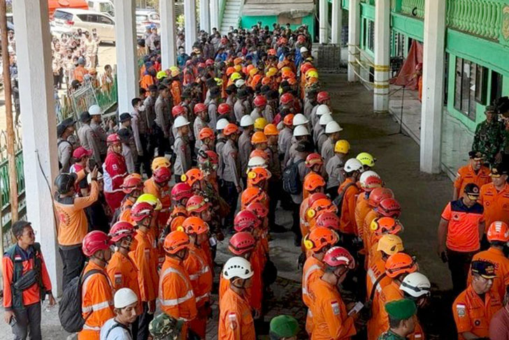 Penutupan operasi ditandai dengan apel resmi tim SAR gabungan yang digelar di halaman depan Ponpes Al-Khoziny sekitar pukul 10.15 WIB. Apel dipimpin langsung oleh Kepala Basarnas RI Marsdya TNI Mohammad Syafii, didampingi Kapolres Sidoarjo Kombes Pol Christian Tobing dan jajaran lainnya.