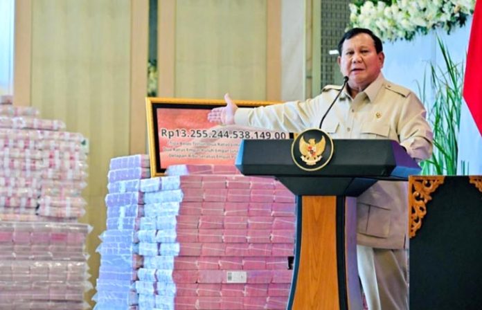 Presiden Republik Indonesia Prabowo Subianto meluapkan kemarahannya terhadap pihak-pihak yang menyebabkan kerugian negara hingga Rp13,2 triliun akibat praktik korupsi dalam fasilitas ekspor crude palm oil (CPO) dan turunannya. (Foto: BPMI Setpres)